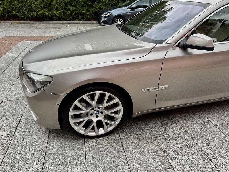 Second-hand BMW 750 408 CP (300 kW) 2009 Argintiu Berlinǎ