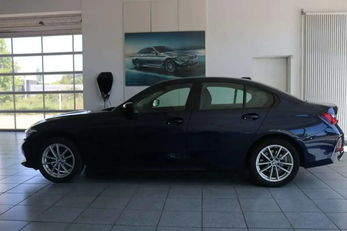 Gebraucht BMW 320 Sport Line 190 PS (139 kW) 2024 Tansanitblau ii metallic (metallic) Limousine