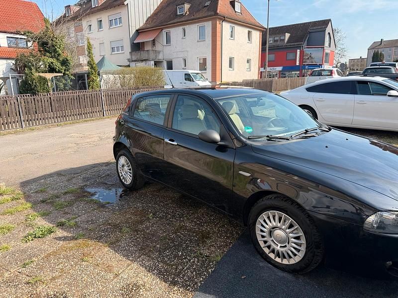 Gebraucht Alfa Romeo 147 105 PS (77 kW) 2008 Schwarz Kleinwagen