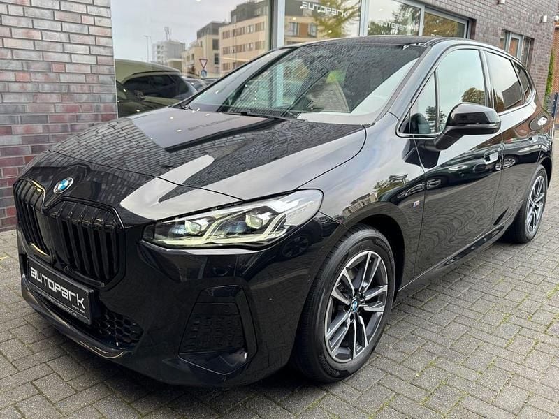 Saphirschwarz Gebraucht 2024 BMW 218 Active Tourer M Sport Van / Kleinbus | 27.850 € (Guter Preis) - Bild 1/4