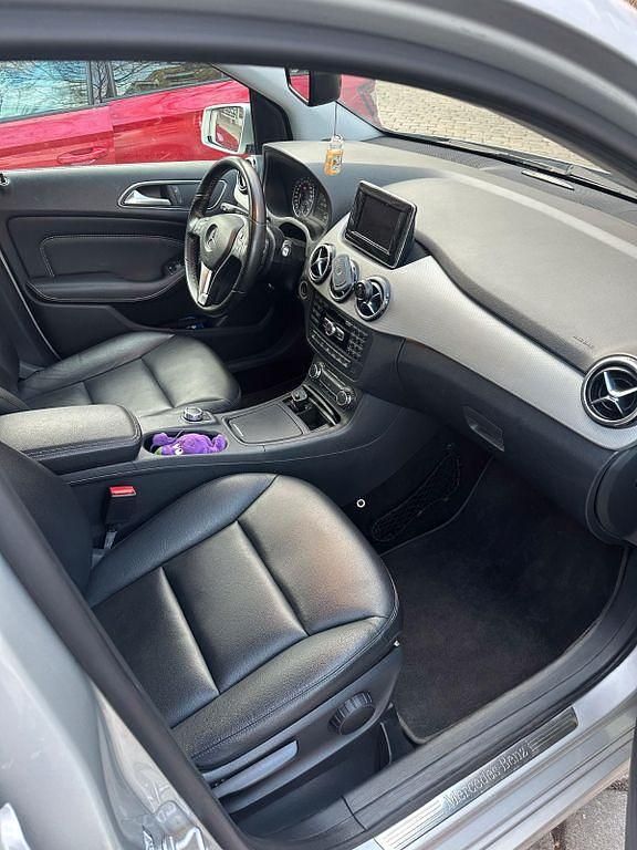 Gebraucht Mercedes B180 122 PS (89 kW) 2012 Silber Van / Kleinbus