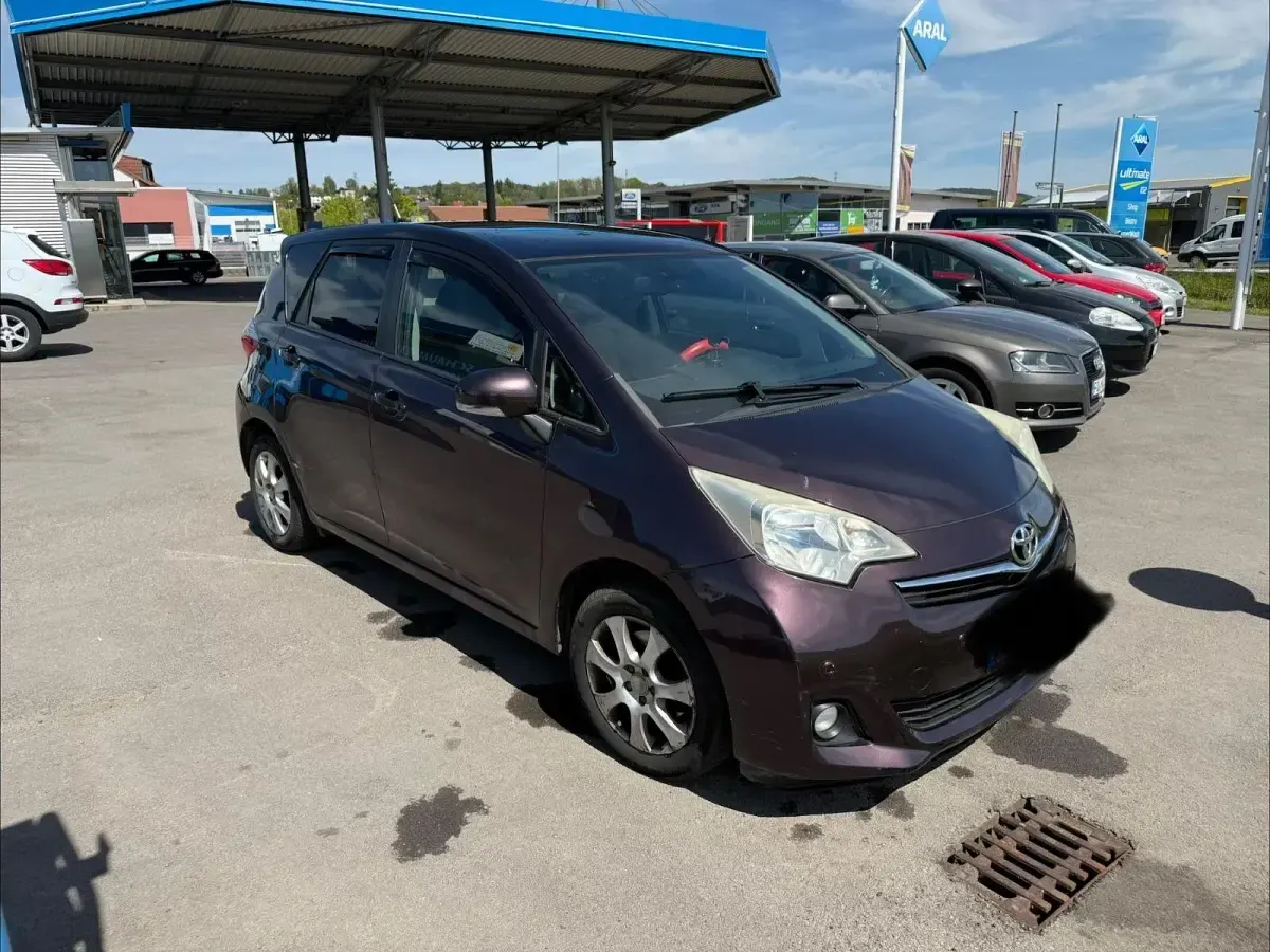 Gebraucht Toyota Verso-S Club 90 PS (66 kW) 2011 Violet Van / Kleinbus