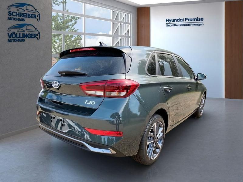 Neu Hyundai i30 Advantage 140 PS (102 kW) 2025 Cypress green / mic Limousine