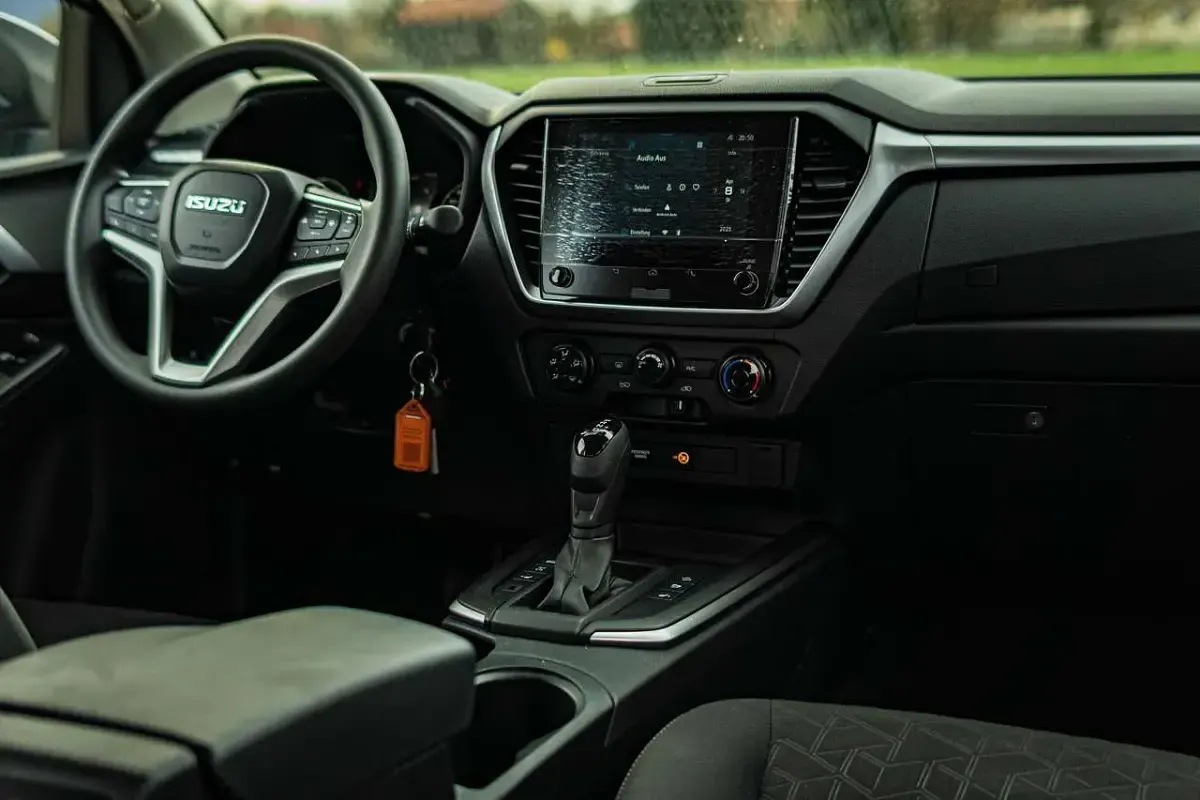 Gebraucht Isuzu D-Max 163 PS (119 kW) 2025 Obsidian gray Pickup