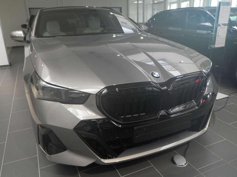 Gebraucht BMW 540 Performance 286 PS (210 kW) 2026 Oxidgrau ii metallic Kombi