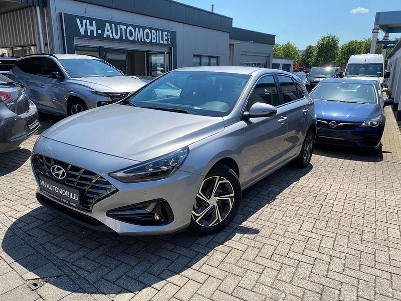 Shimmering silver Gebraucht 2024 Hyundai i30 Limousine | 19.999 € (Fairer Preis) - Bild 1/4