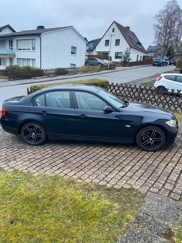 Gebraucht BMW 320 150 PS (110 kW) 2006 Blau Limousine