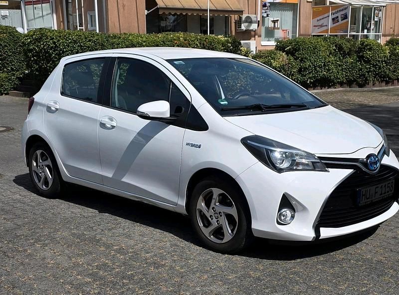 Weiß Gebraucht 2014 Toyota Yaris Hybrid Kleinwagen | 8.900 € (Fairer Preis) - Bild 1/4
