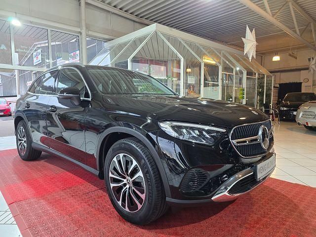 Ung. schwarz unilack Gebraucht 2023 Mercedes GLC200 Avantgarde SUV | 45.500 € (Guter Preis) - Bild 1/4