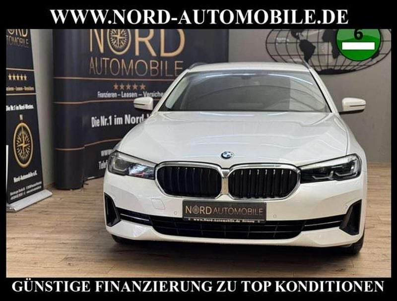 Mineralweiß metallic (metallic) Gebraucht 2023 BMW 520 Sport Line Kombi | 32.890 € (Superpreis) - Bild 1/3