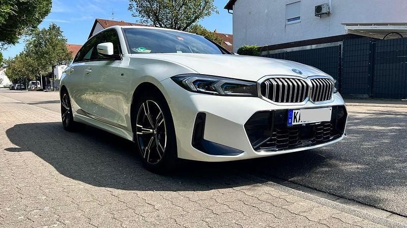 Weiß Gebraucht 2023 BMW 330e M Sport Limousine | 41.900 € (Fairer Preis) - Bild 1/4