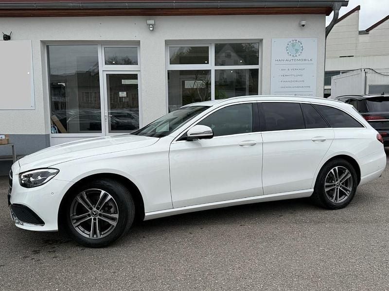 Polarweiss Gebraucht 2022 Mercedes E220 Kombi | 31.750 € (Guter Preis) - Bild 1/4