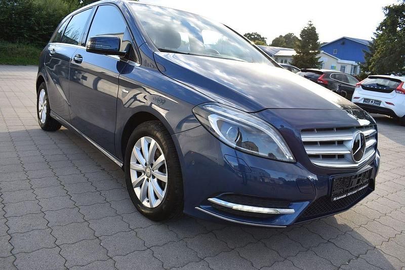 Blau Gebraucht 2012 Mercedes B180 Van / Kleinbus | 10.900 € (Guter Preis) - Bild 1/4