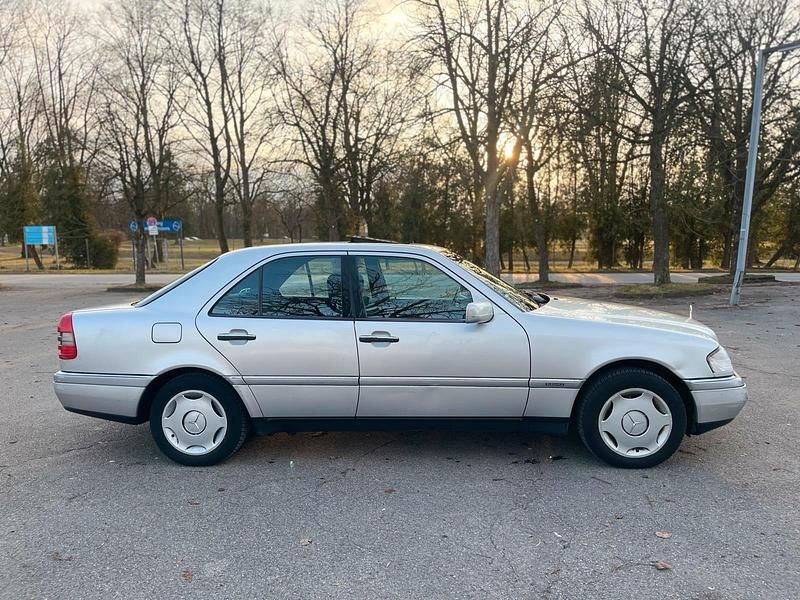 Gebraucht Mercedes C180 122 PS (89 kW) 1997 Silber Limousine