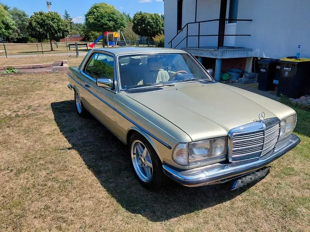 Gebraucht Mercedes 230 136 PS (100 kW) 1983 Grün Coupé
