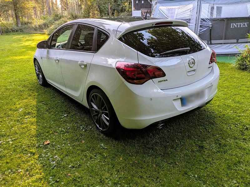 Gebraucht Opel Astra 140 PS (102 kW) 2011 Weiß Kleinwagen
