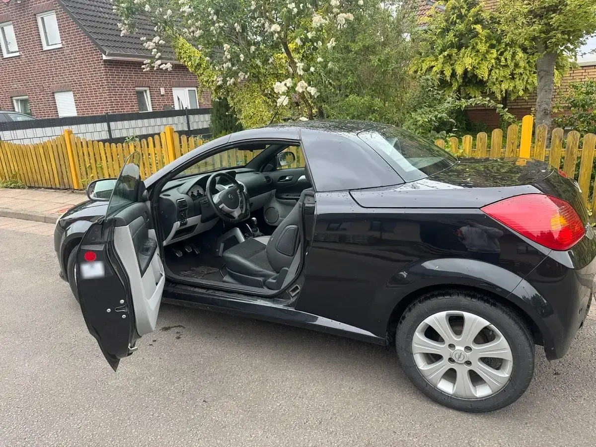 Używany Opel Tigra 90 KM (66 kW) 2008 Czarny Kabriolet