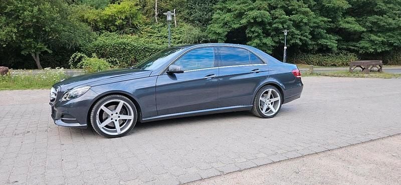 Grau Gebraucht 2015 Mercedes E250 Limousine | 26.000 € (Etwas zu teuer) - Bild 1/4
