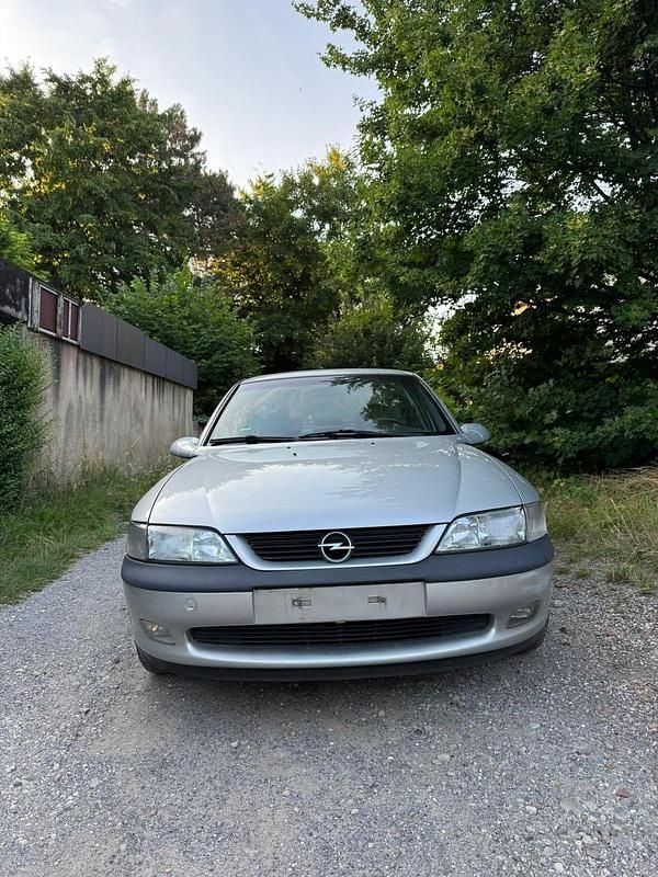 Silber Gebraucht 1998 Opel Vectra Comfort Limousine | 2.900 € (Fairer Preis) - Bild 1/4