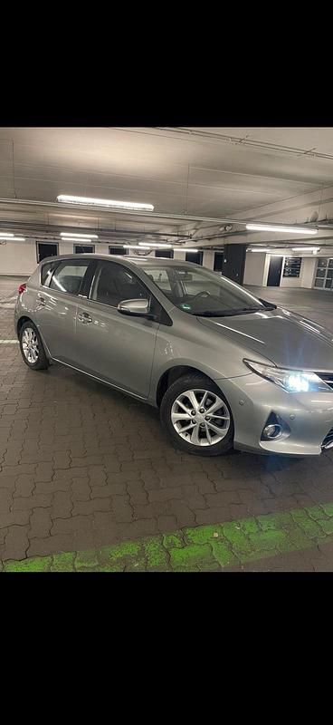 Gebraucht Toyota Auris 132 PS (97 kW) 2012 Silber Kleinwagen
