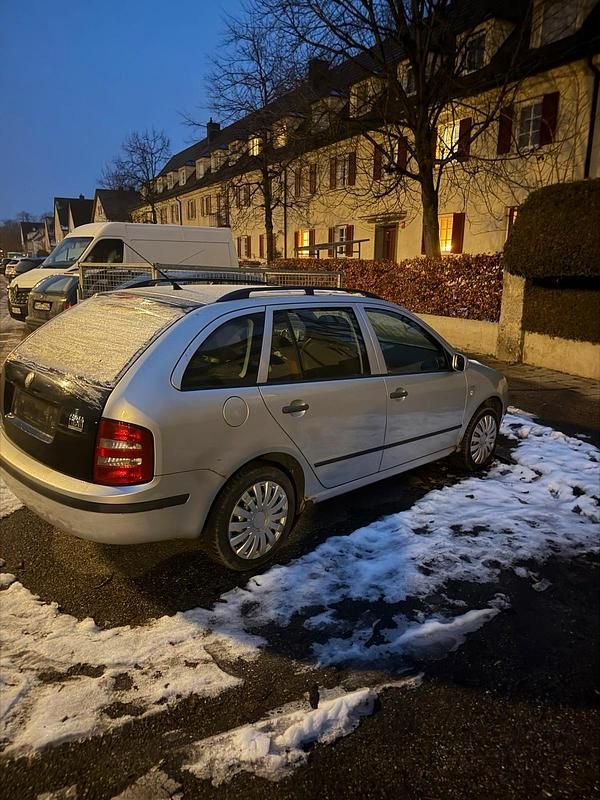 Grau Gebraucht 2005 Skoda Fabia Kombi | 299 € (Superpreis) - Bild 1/4