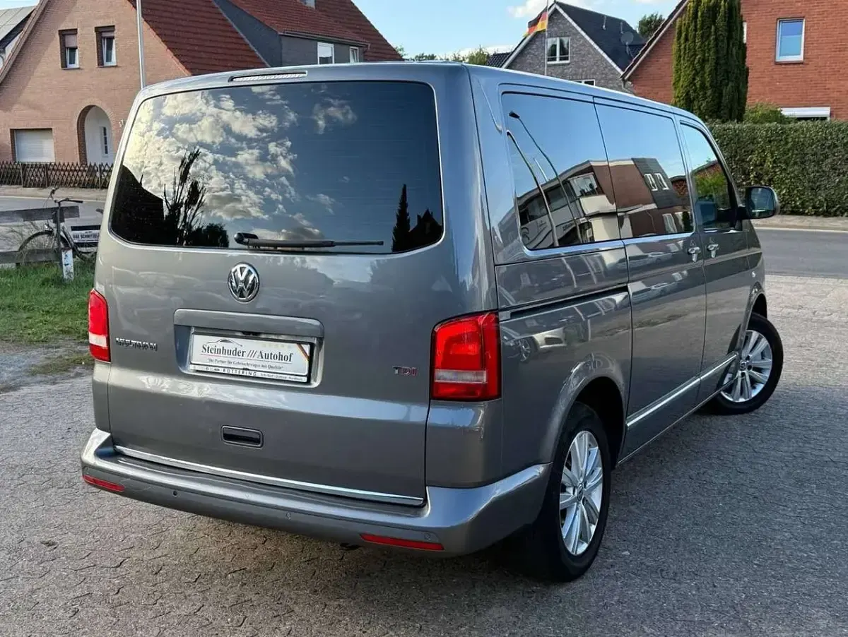 Gebraucht VW Multivan Highline 179 PS (131 kW) 2015 Natural grey Van / Kleinbus