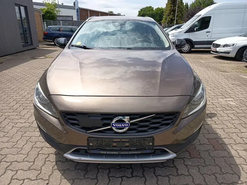 Gebraucht Volvo V60 CC Momentum 150 PS (110 kW) 2017 Braun Kombi