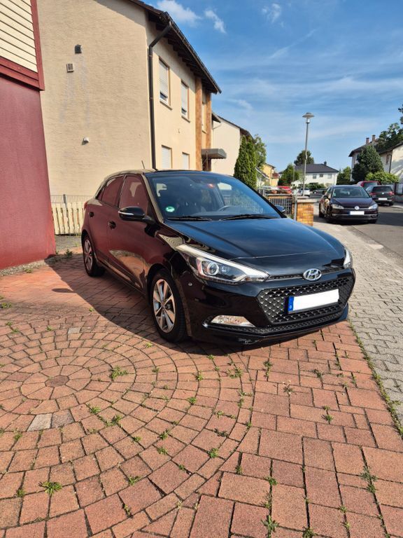 Schwarz Gebraucht 2017 Hyundai i20 Limousine | 10.000 € (Fairer Preis) - Bild 1/4