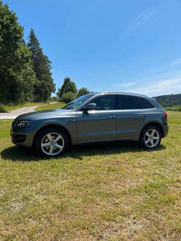 Grau Gebraucht 2011 Audi Q5 S-Line SUV | 17.450 € (Teuer) - Bild 1/4