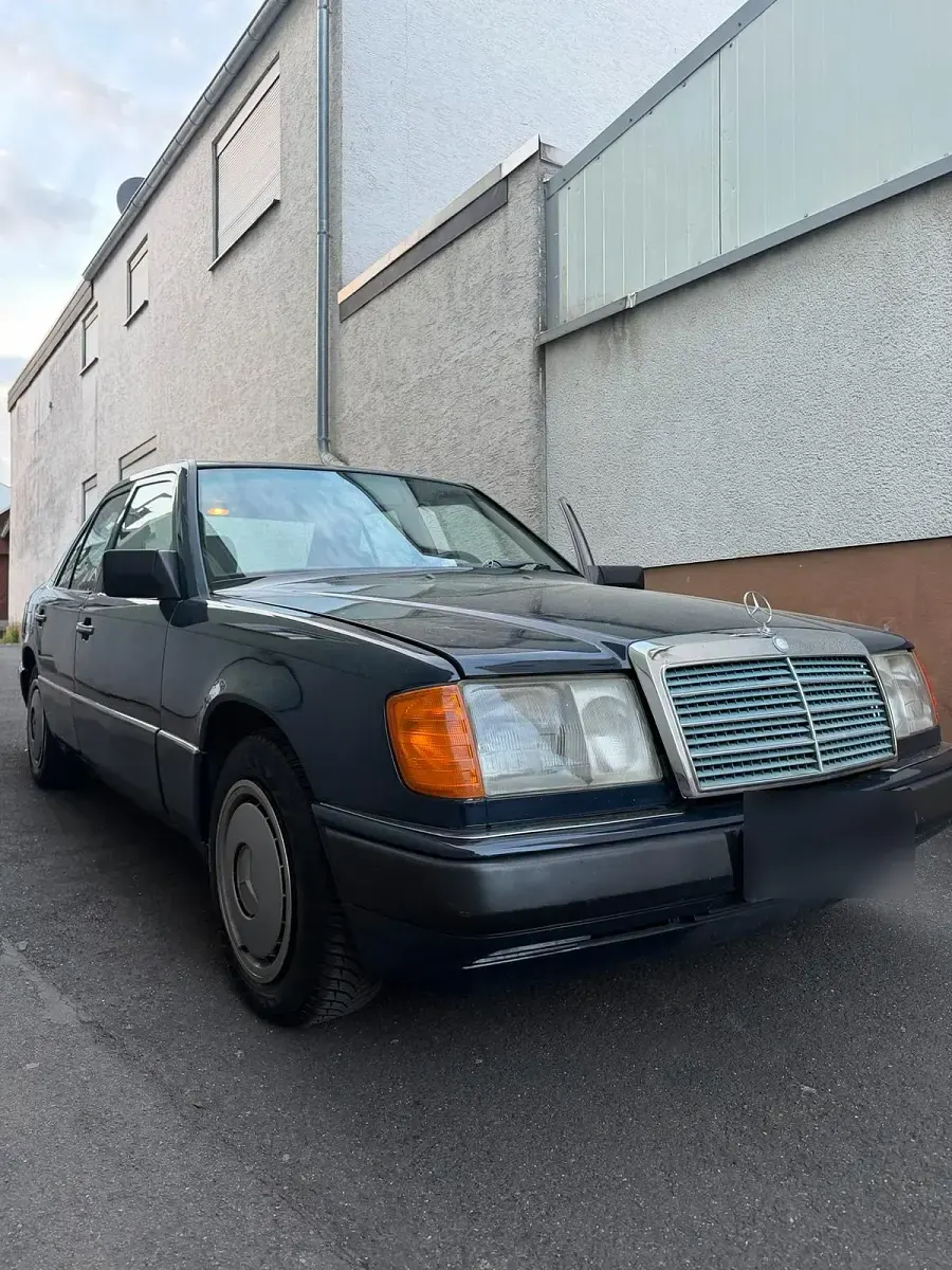 Second-hand Mercedes E250 90 CP (66 kW) 1989 Albastru Berlinǎ
