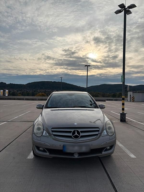 Grau Gebraucht 2006 Mercedes R320 Van / Kleinbus | 6.500 € (Fairer Preis) - Bild 1/4