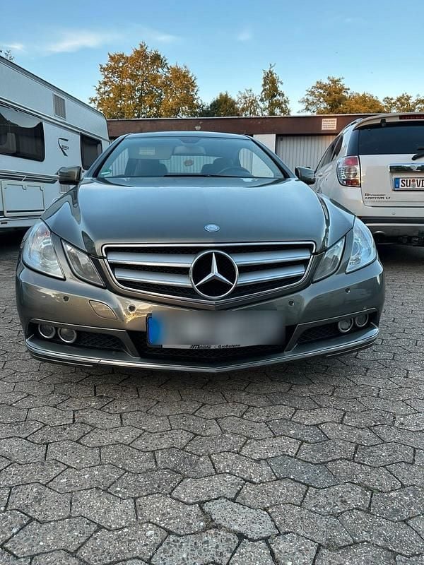 Grau Gebraucht 2010 Mercedes E200 Coupé | 7.300 € (Guter Preis) - Bild 1/4
