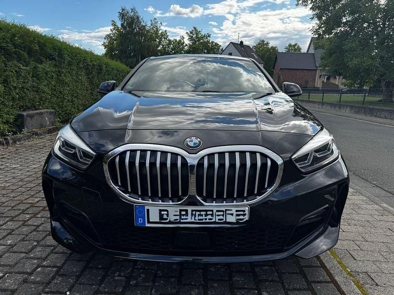 Schwarz Gebraucht 2020 BMW 118 M Sport Kleinwagen | 19.790 € (Guter Preis) - Bild 1/4
