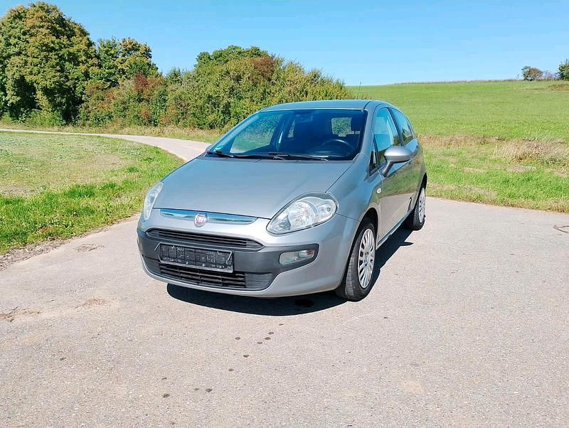 Grau Gebraucht 2012 Fiat Grande Punto Kleinwagen | 3.850 € (Fairer Preis) - Bild 1/4