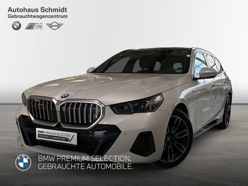 Mineralweiß Gebraucht 2024 BMW 520 M Sport Kombi | 56.990 € - Bild 1/4