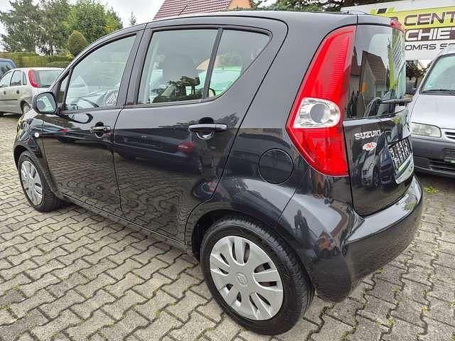 Gebraucht Suzuki Splash Basic 65 PS (47 kW) 2011 Schwarz Kleinwagen