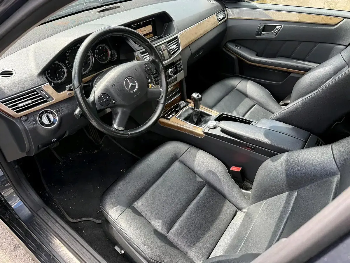Gebraucht Mercedes E200 136 PS (100 kW) 2010 Blau Limousine