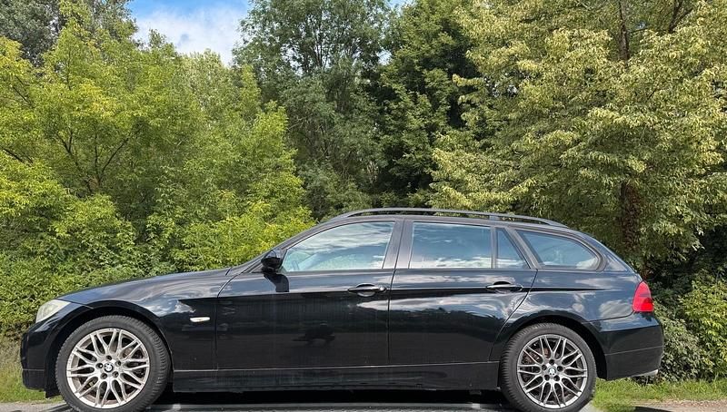 Schwarz Gebraucht 2005 BMW 320 Kombi | 1.900 € (Fairer Preis) - Bild 1/4