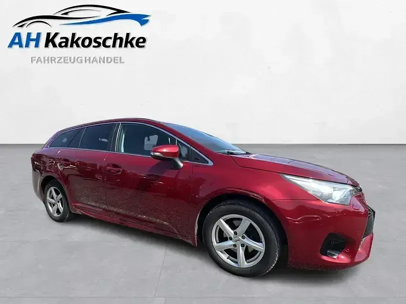 Gebraucht Toyota Avensis Sol 147 PS (108 kW) 2018 Rot Limousine