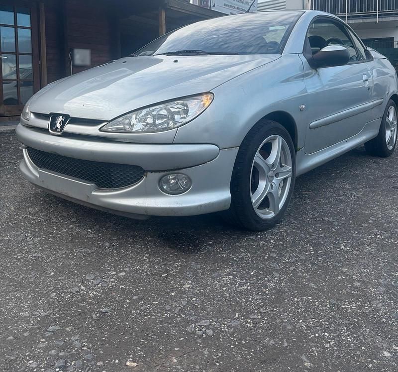 Gebraucht Peugeot 206 CC 109 PS (80 kW) 2004 Silber Cabrio