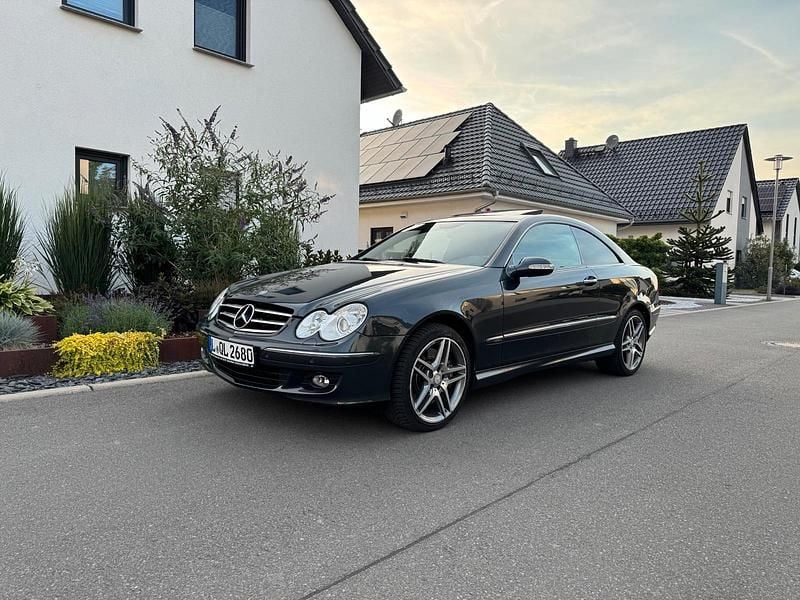 Grau Gebraucht 2009 Mercedes CLK320 AMG line Coupé | 5.950 € (Superpreis) - Bild 1/4