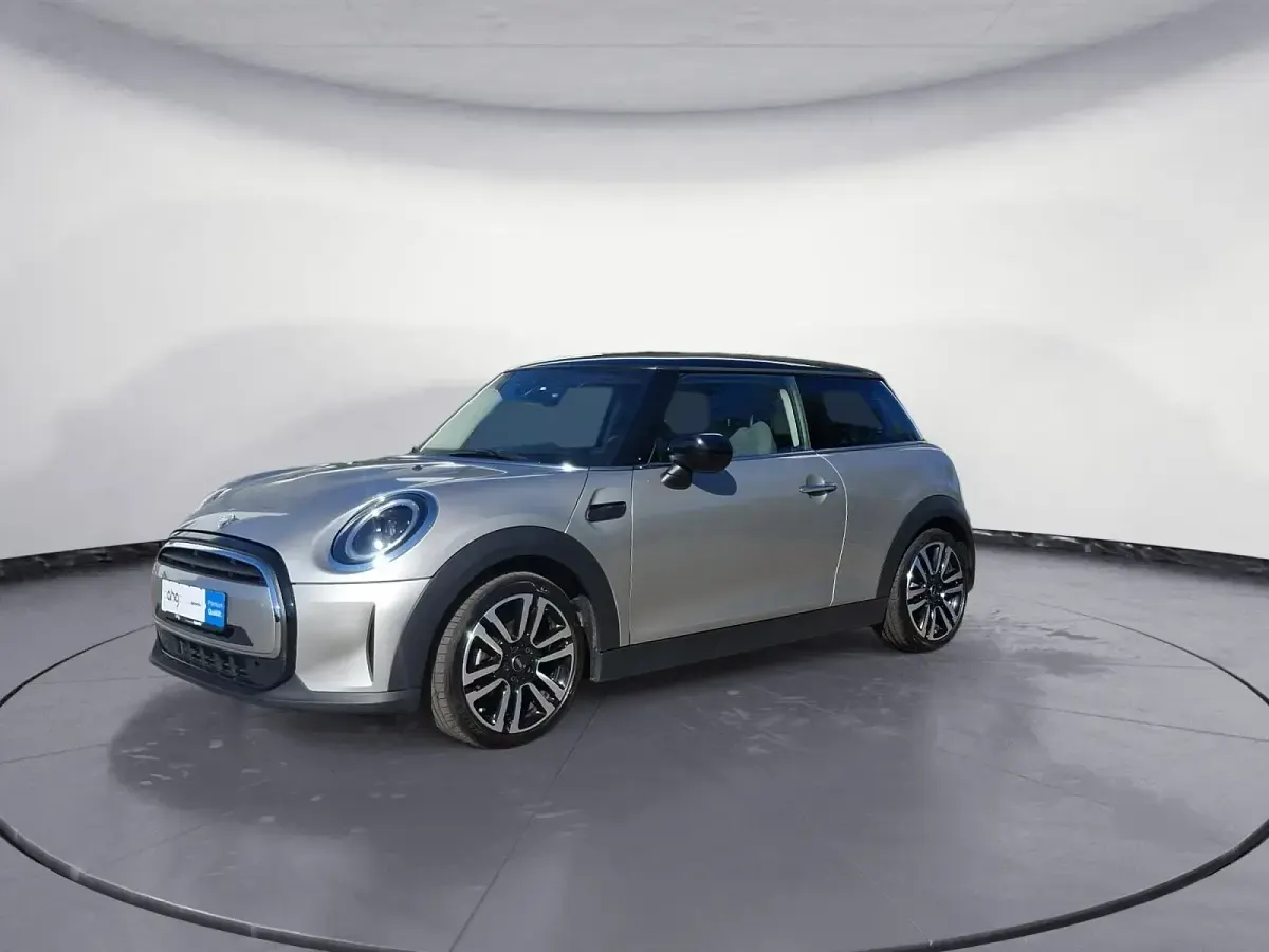 Używany Mini Cooper Classic 136 KM (100 kW) 2023 Srebrny Hatchback