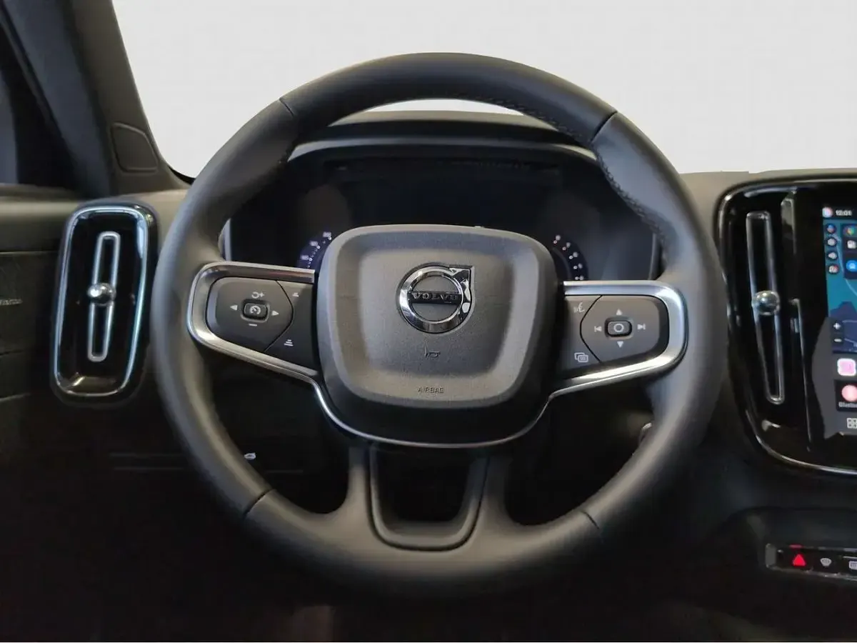 Gebraucht Volvo XC40 Plus 163 PS (119 kW) 2026 Crystal white SUV