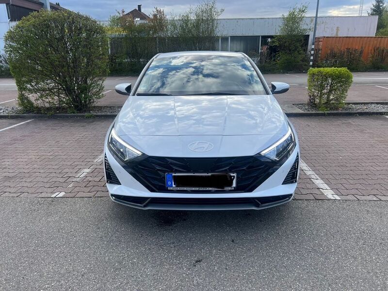 Weiß Gebraucht 2023 Hyundai i20 Prime Limousine | 20.600 € (Fairer Preis) - Bild 1/4