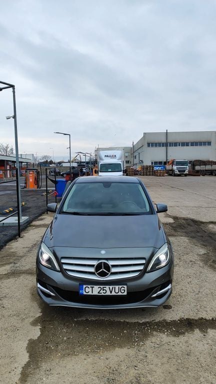 Grau Gebraucht 2014 Mercedes B200 Style Van / Kleinbus | 7.900 € (Teuer) - Bild 1/4