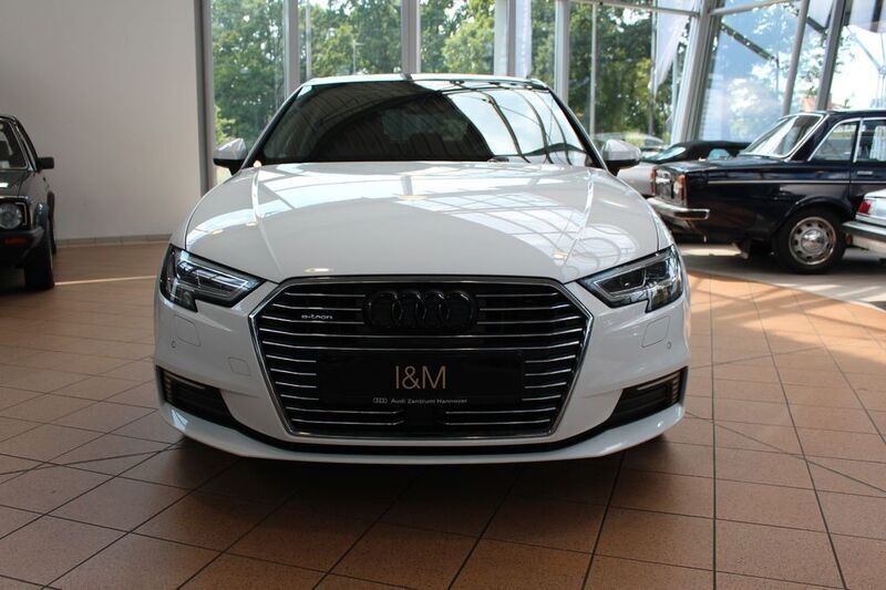 Weiß Gebraucht 2020 Audi A3 Sportback e-tron Sport Limousine | 20.990 € (Guter Preis) - Bild 1/4