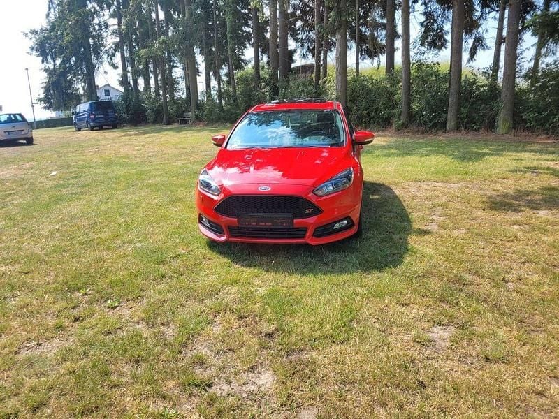Second-hand Ford Focus ST 250 CP (183 kW) 2016 Roșu Berlinǎ
