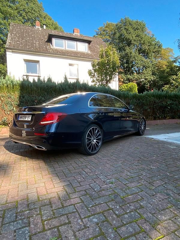 Blau Gebraucht 2019 Mercedes E300 AMG Limousine | 34.500 € (Guter Preis) - Bild 1/4