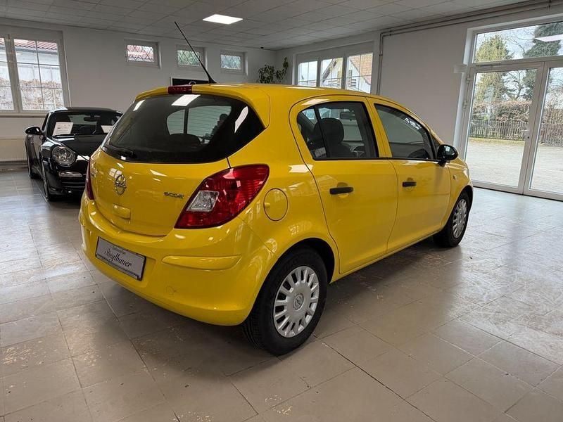 Używany Opel Corsa Selection 69 KM (50 kW) 2011 Żółty Hatchback