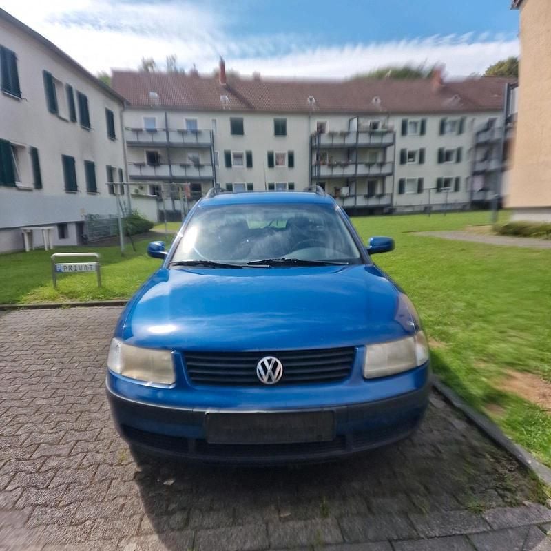 Blau Gebraucht 2000 VW Passat Kombi | 1.250 € (Fairer Preis) - Bild 1/4